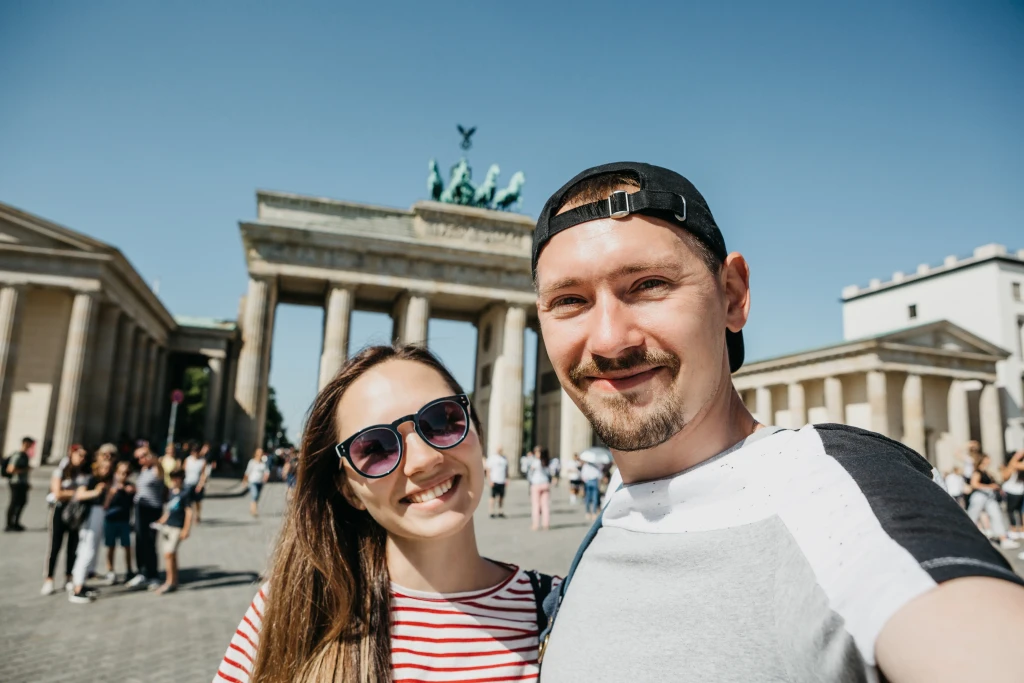 Two tourists taking a selfie infront of the Brandenburg Gate